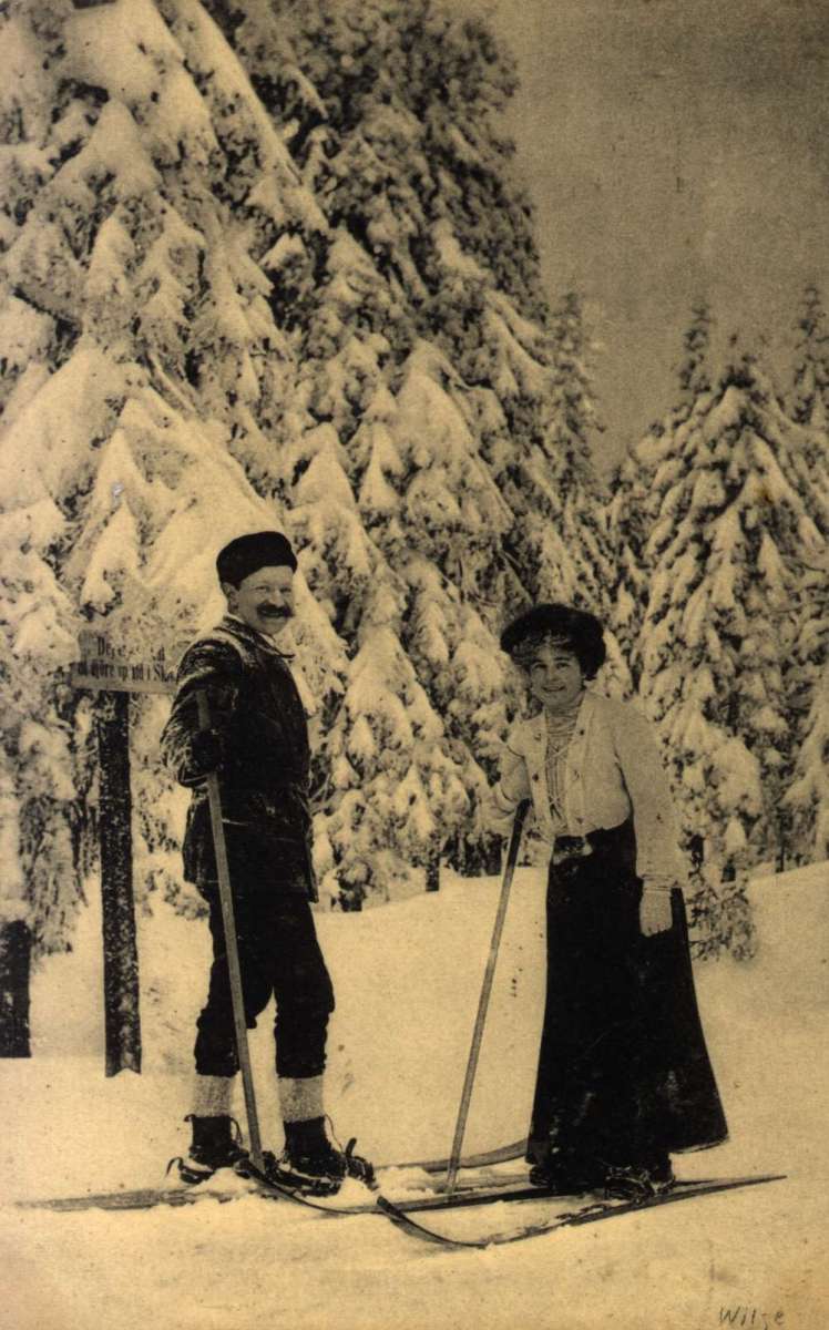 Postkort, Bursdaghilsen. Vintermotiv. En kvinne og en mann er på skitur. De bruker bare en skistav.