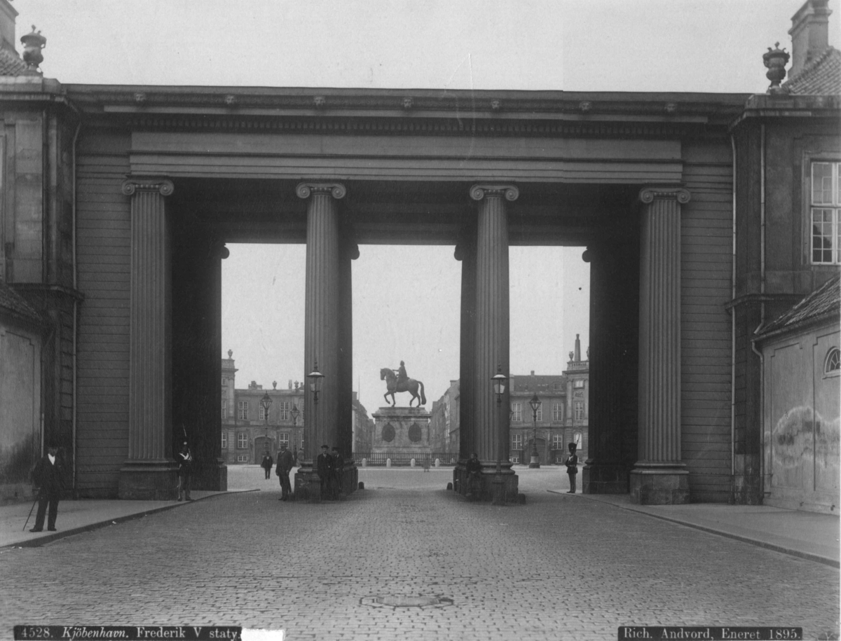 Postkort.  Portal inn til Amalienborg Slott og slottsplassen.