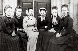 Kvinnegruppe, foran dør, Kviteseid. Fra venstre: Inger (Munt