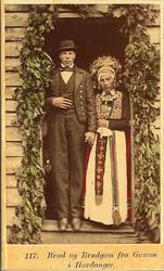 117. Brud og Brudgom fra Graven i Hardanger.
