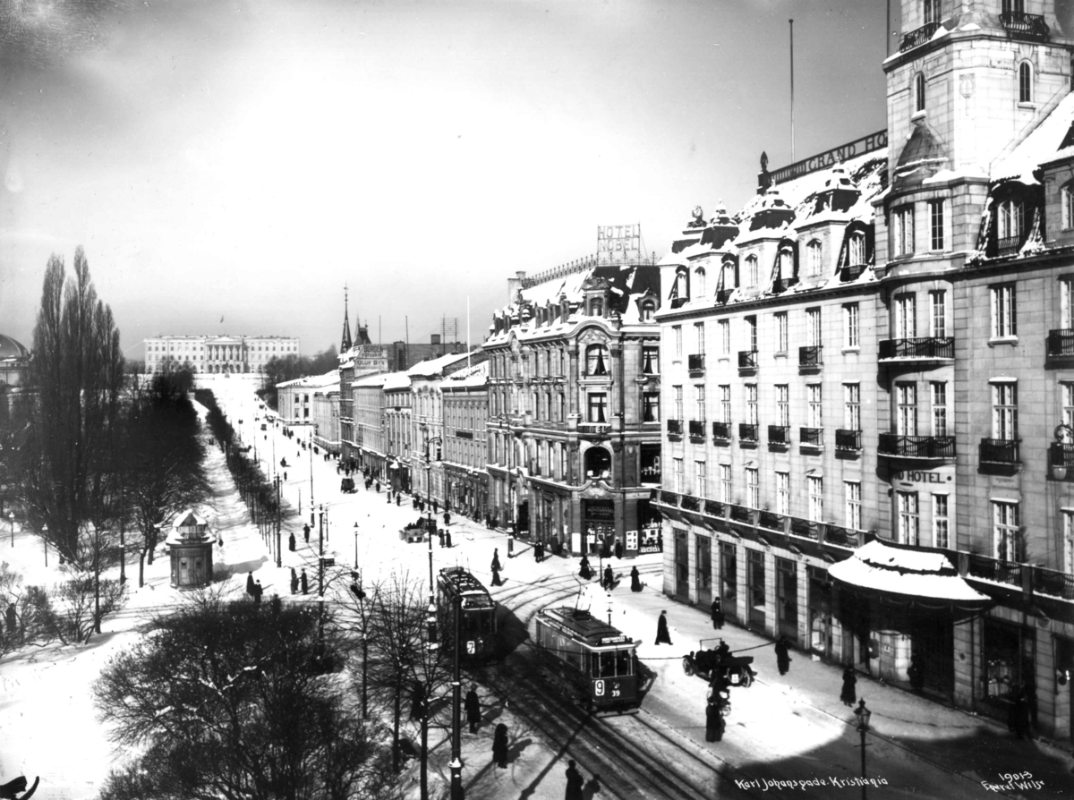 Karl Johans gate, Oslo 1917. Vinterbilde av gata med trikker, sett fra Grand Hotell mot Slottet.