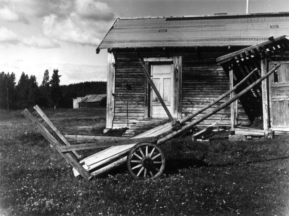 Pava Rimpis høyvogn utenfor et hus. Ålloluokta 1962.