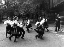 Norsk folkemuseums ungdomsleikarring opptrer, i anledning av