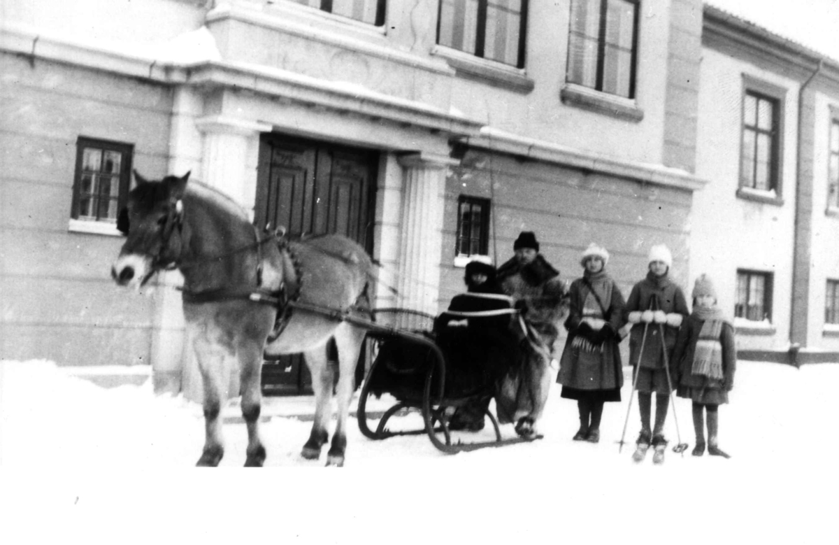 Bogstad, Oslo. Godseier Westye Parr Egeberg med familie og hest med slede foran inngangen.