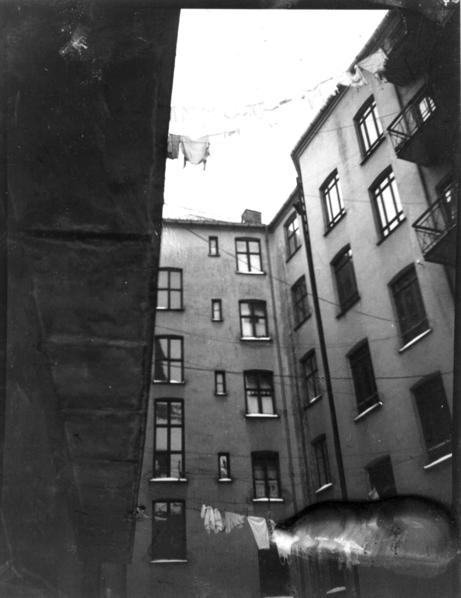 Gårdsrom, bygårder, Oslo. Klesvask opphengt.
Fra boliginspektør Nanna Brochs boligundersøkelser i Oslo 1920-årene.