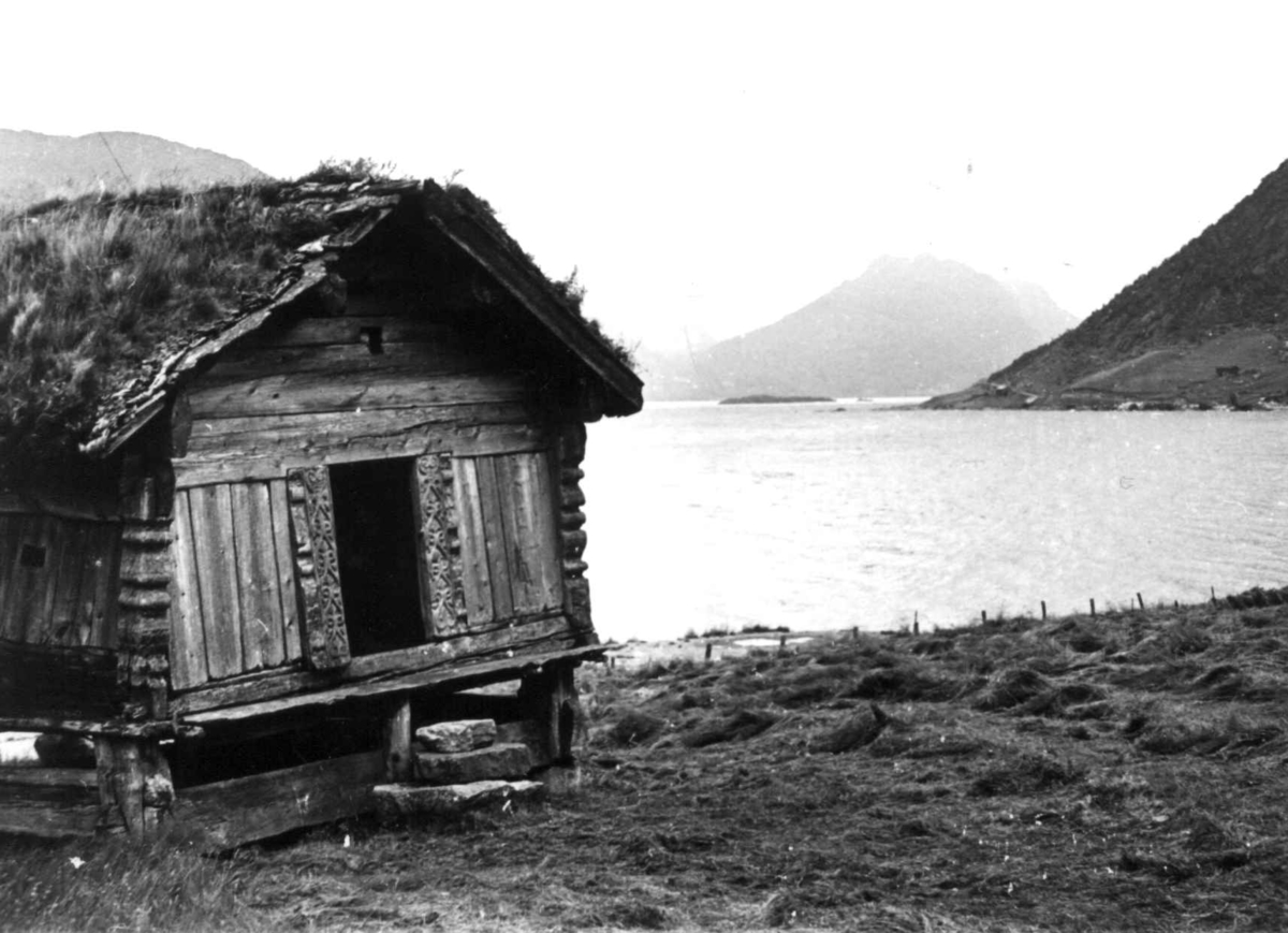 Vinje, Rauland, Telemark 1939. Stabbur på Vå med utsikt mot sjøen.