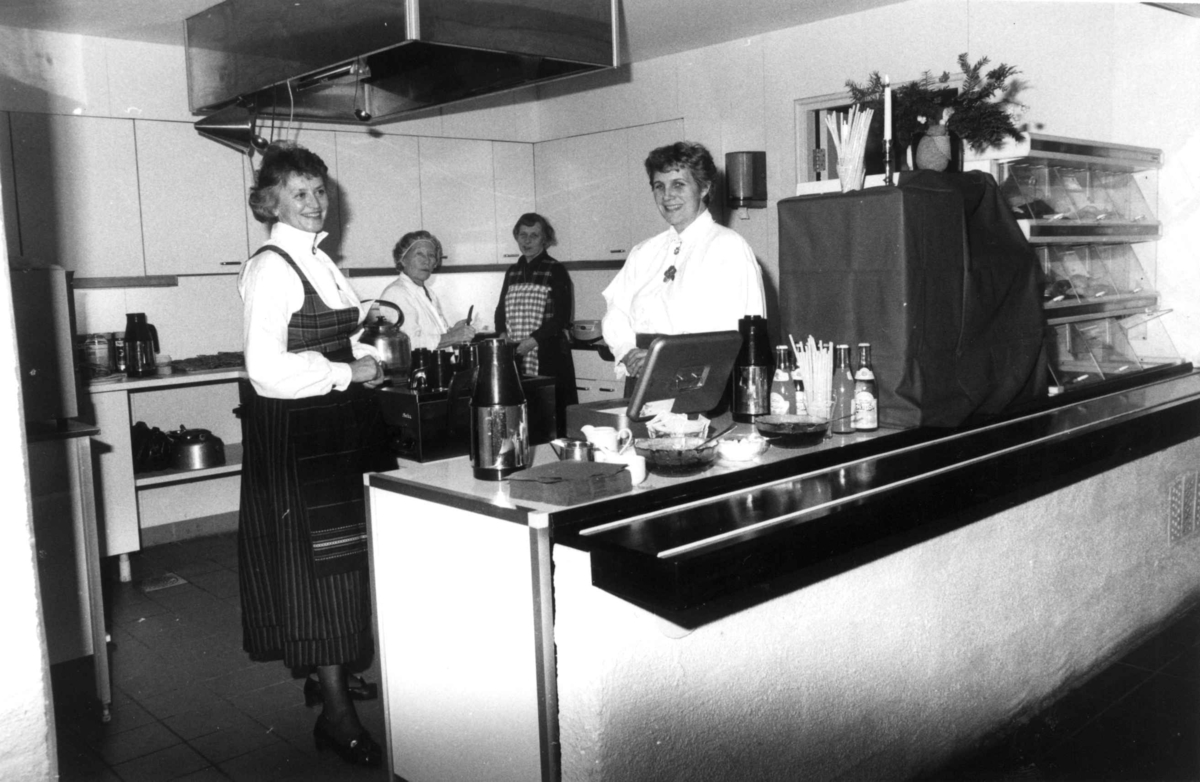 Julemarked 1987. Kafeen på Torget. Eli Raaholt, Astrid Aamodt, Gudrun Kyrkjebø, Aagot Noss.