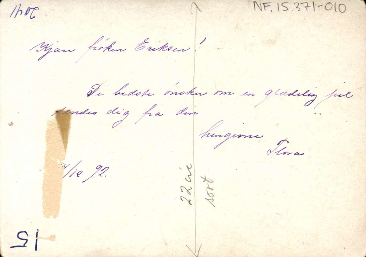 Postkort. Julehilsen. Tre kvinner i folkedrakter. Datert 24.11.1892.