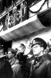 Fra Oslo 7. juni 1945 - Kongen kommer tilbake.Publikum, mili