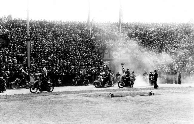 Fra Oslo under fredsdagene i 1945. Idrettens Dag på Bislett Stadion 3.juni .Motorsykler kjører inn porten og bortover den oppmerkede banen.