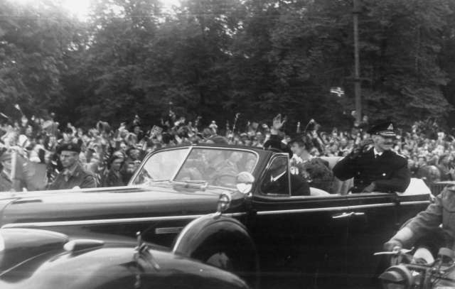 Fra Oslo 7. juni 1945.
Kongen kommer tilbake.Her bilen med Kong Haakon, som vinker til folket, og Kronprinsesse Märtha på vei mot slottet.