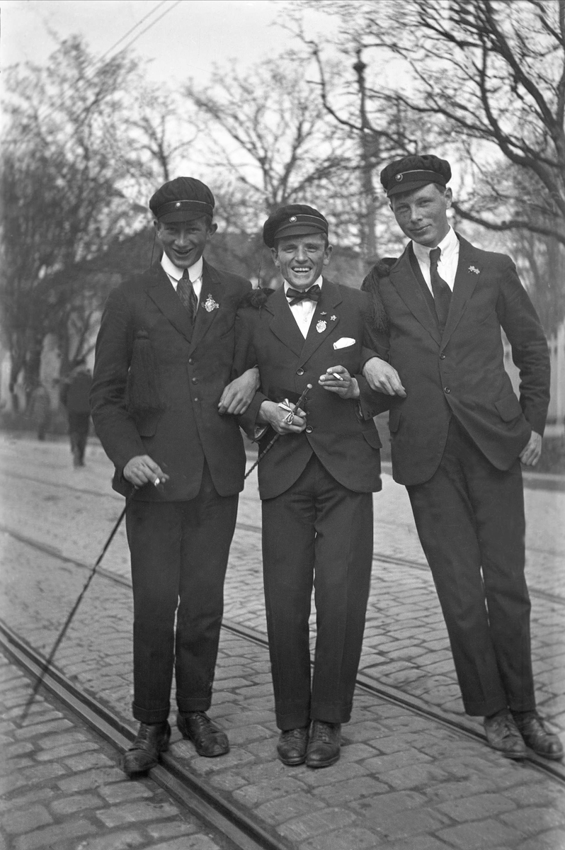 Stundentene Thomas Sødring, Fritjof Arentz og Ove Riddervold Jensen står sammen med studenluer.