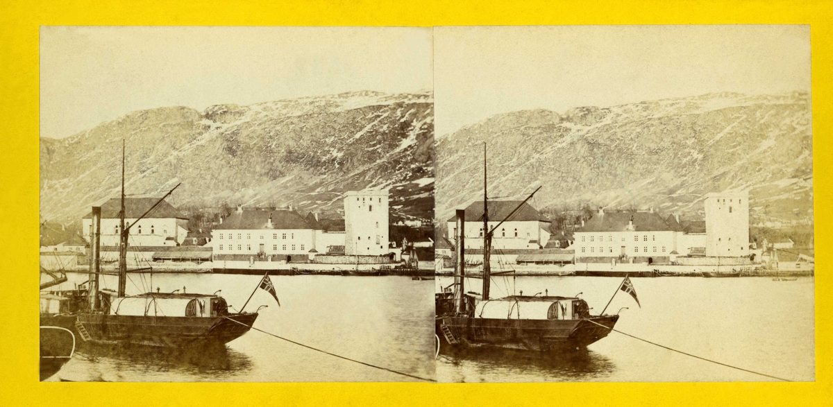 Stereoskopi. Parti fra Bergen, Hordaland med Bergenshus sett fra Tollbodsiden, før 1870.
