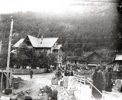 Gammelt, lite trehotell på landet med mange mennesker og hes