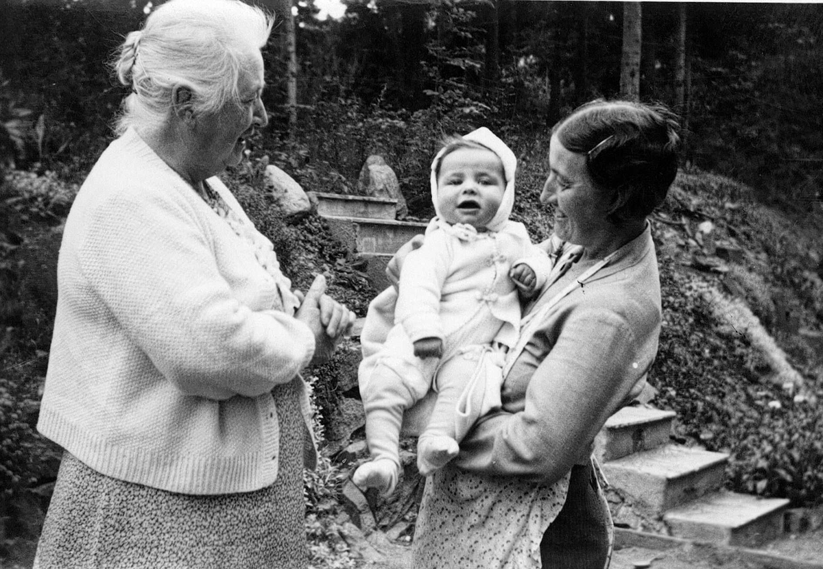 Jar, Bærum, Akershus, høsten 1940. Hjørdis Fougli med sønnen Anders  sammen med mor til Hjørdis, Marie Junker.