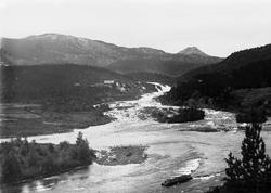 Landskap med elv og fartøy fra ukjent sted i Norge.