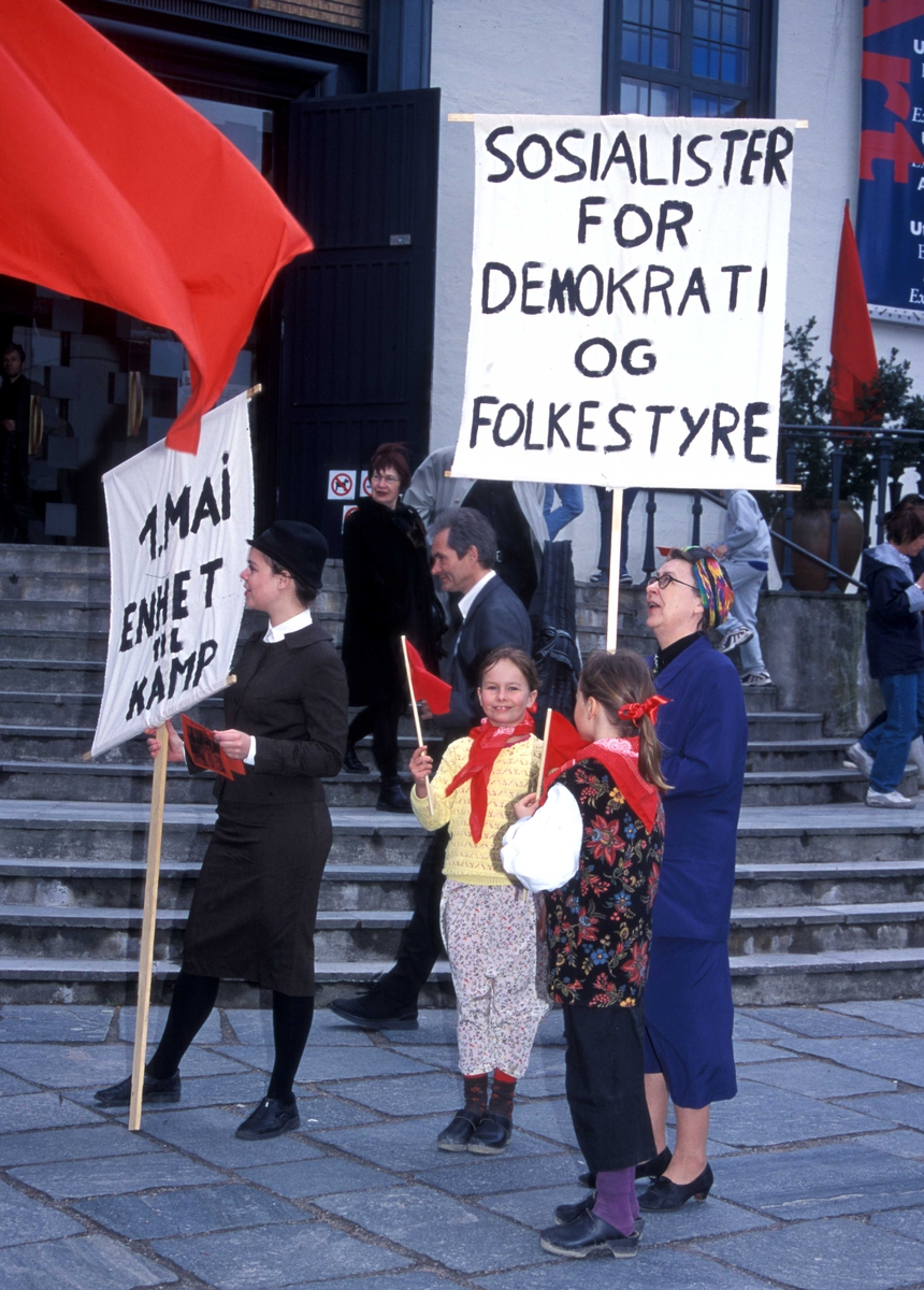 1.mai 2001 på Torget foran Hovedbygg på Norsk Folkemuseum. Demonstranter med flagg og plakater.