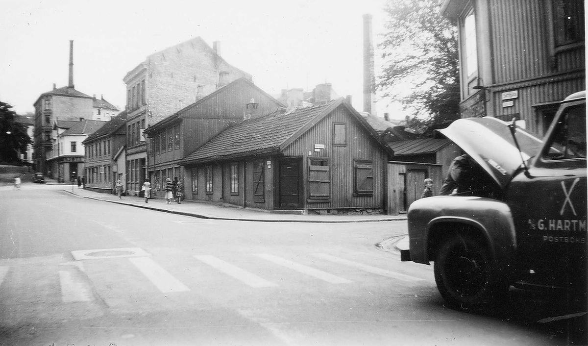 Bebyggelse og gatemiljø I Sørligata på Tøyen i Oslo, antakelig på 1950-tallet. Bilsjekk til høyre på en amerikansk Ford lastebil 1953-55.