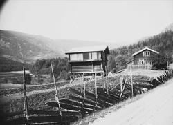 Kvisle, Numedal, Rollag, Buskerud, 1906. Tømmerhus og bur mo