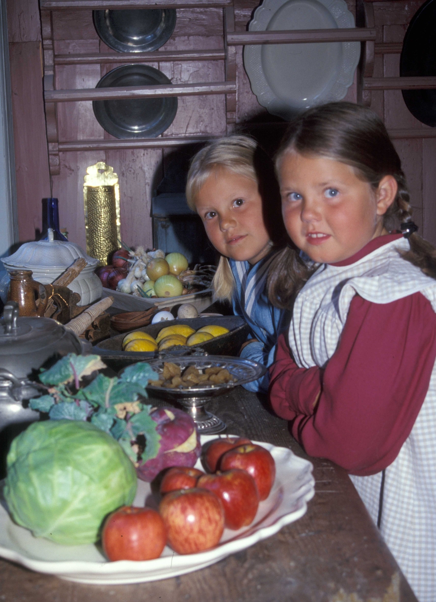 Barn i drakter på besøk år 2002 i kjøkkenet med mat på bordet i 
Crystiegården, bygning nr. 227
