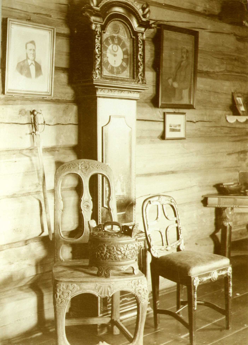 Gulvur, stoler og ambar, Kleivsæter, Vågå, Oppland. Fotografert 1908.