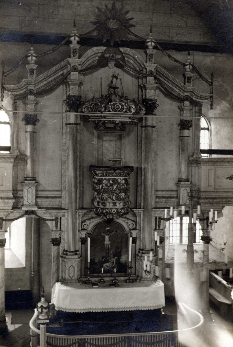 Interiør fra koret med prekestol og alter, Sør-Fron kirke, Sør-Fron, Oppland. Fotografert 1909.