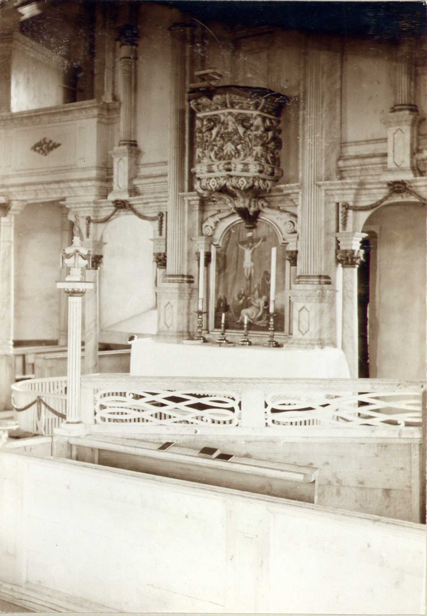 Interiør med prekestol og alter, Sør-Fron kirke, Sør-Fron, Oppland. Fotografert 1909.