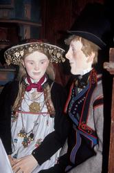 Fra draktutstillingen " Folk og klede-skikk og bruk"
Her er