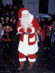 Fra julemarkedet på Norsk Folkemuseum året 2003.Julenissen i