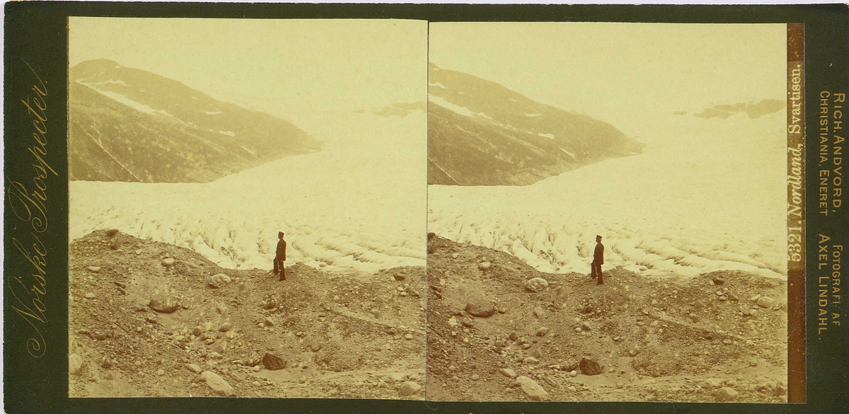 Svartisen, Nordland. Mann foran isbre.
Fra fotograf Axel Lindahls (1841-1906) serie stereofotografier, "Norske Prospecter".