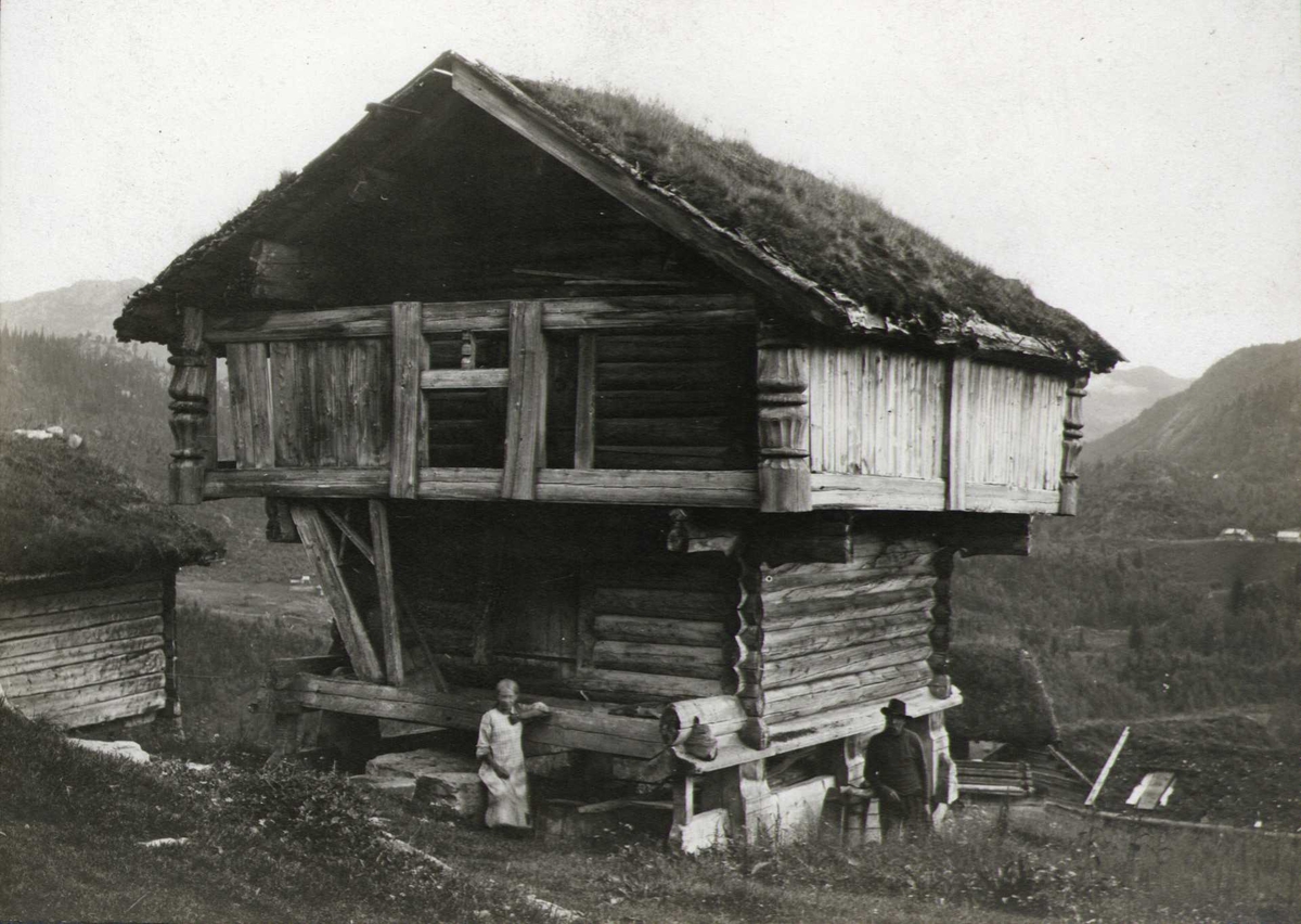 Loft fra 1750, Øverbø, Åmotsdal, Seljord, Telemark. Fotografert 1913. Jente og mann i forgrunnen.