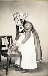 46. Brudedrakt, Voss, Hordaland. Visittkortformat.