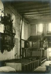 Kirkeinteriør med skipets sydside og prekestol, Tingvoll kir