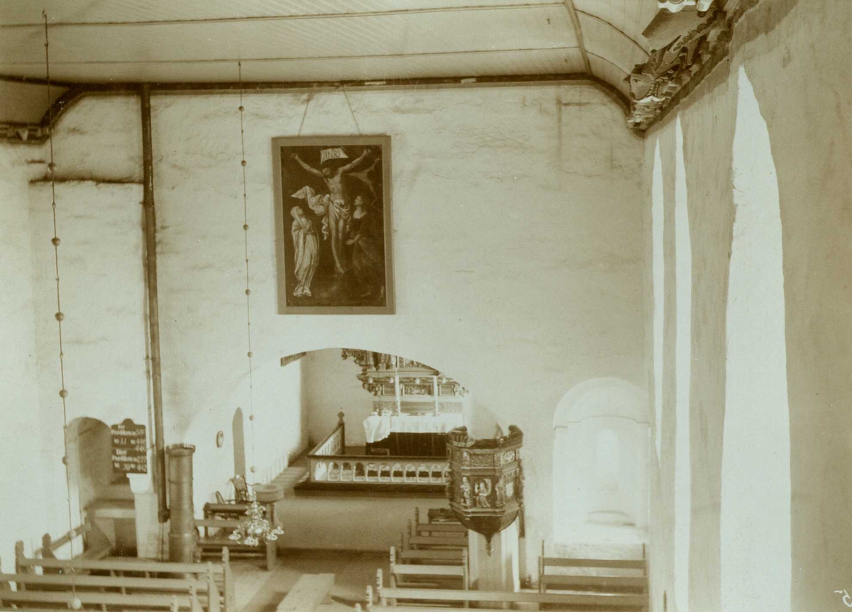 Interiør mot prekestol og alter, Værnes kirke, Stjørdal,  Nord-Trøndelag. Fotografert 1905.