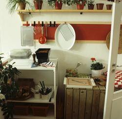 Plass til matlaging på balkong i boligblokk. Illustrasjonsbi