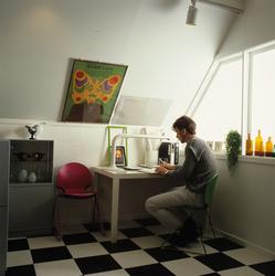 Skriveplass i  leilighet innredet på loftet i enebolig. Illu