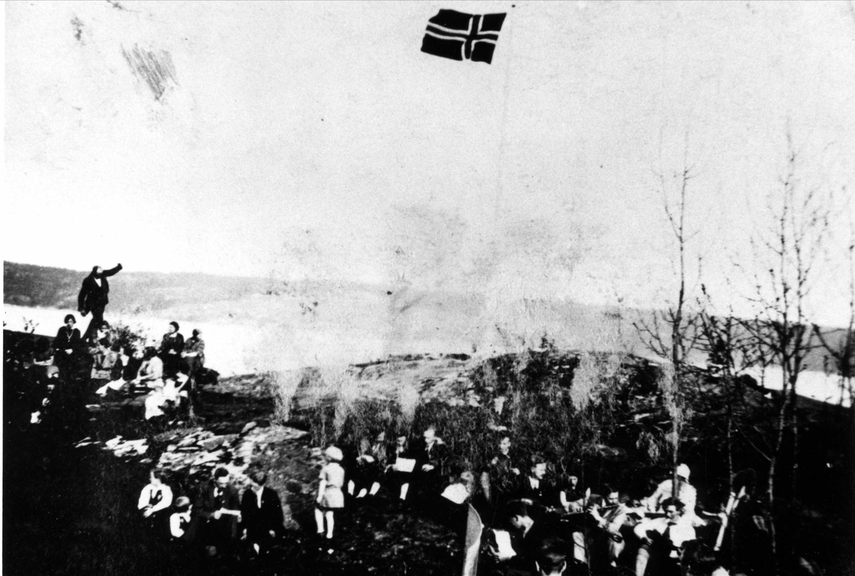St. Hansfeiring ved "Flaggstanga" på Oslo Godtemplarungdomslags feriehjem Kirkevik, Nesodden, ca 1930-40.