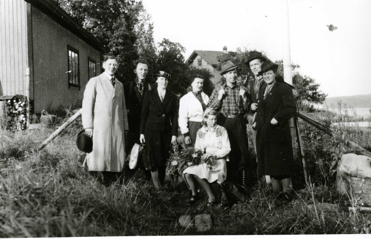 Før avreise. En grupper godtemplarer på Oslo Godtemplarungdomslags feriehjem Kirkevik, Nesodden, ca 1940