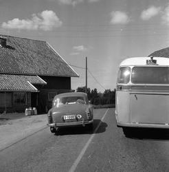 Forbikjøring på Riksvei 1. Fotografert 7. juli 1958. Bildet 