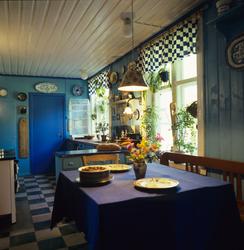Blåmalt kjøkken i Kirsebærgården, fra 1860-årene, på Hvasser