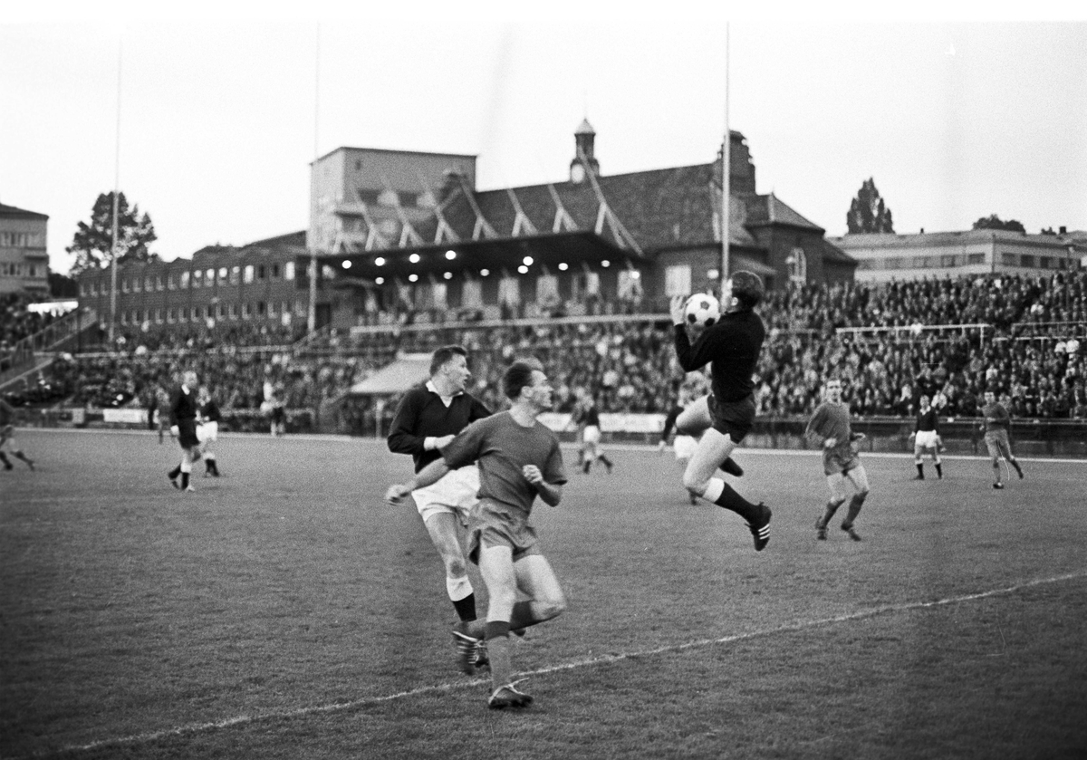 Serie. Fotballkamp mellom Skeid og Frigg på Bislett, Oslo. Fotografert 12. sept. 1967.