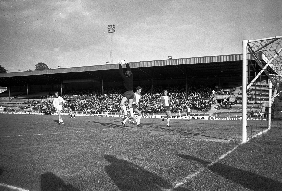Serie. Fotballkamp mellom Lyn og Dundee united (2-0) på Ullevål stadion, Oslo. Fotografert 25. juni 1968.