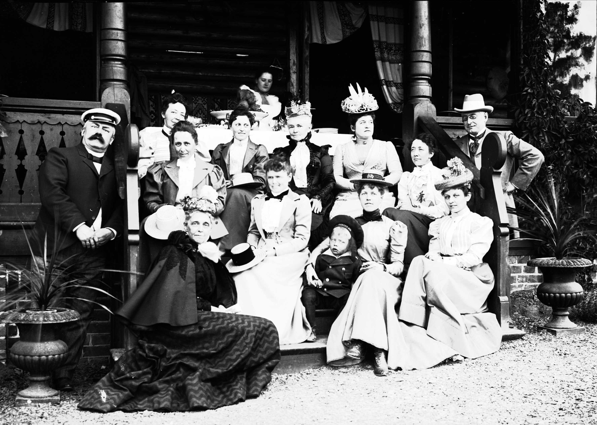 Serie bilder, noe fra Valdres, noe fra reise med båt til Trondheim og noe fra Fjelsæter(?). Familieliv, antagelig familien Lund ca 1899-1902.