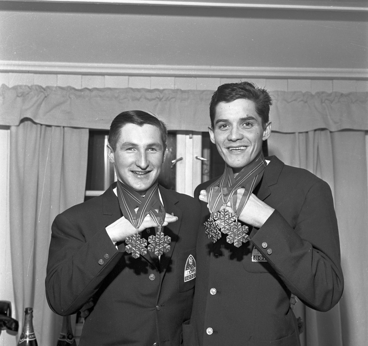 Gjermund Eggen og Bjørn Wirkola, her med medaljene etter VM i Oslo, februar 1966.