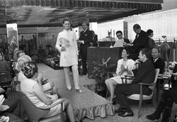 Serie. Moteshow i ny avdeling hos Hoff på Karl Johan, Oslo. 