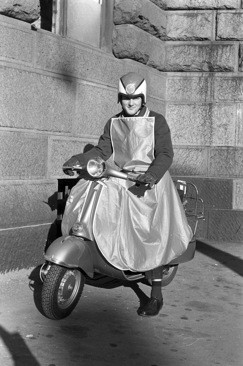 Serie. Praktisk regnovertrekk for for både scooter og fører. Fotografert oktober 1962.