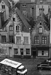 Serie. Havnekneiper, havneområde, sluser og lektere, Antwerp