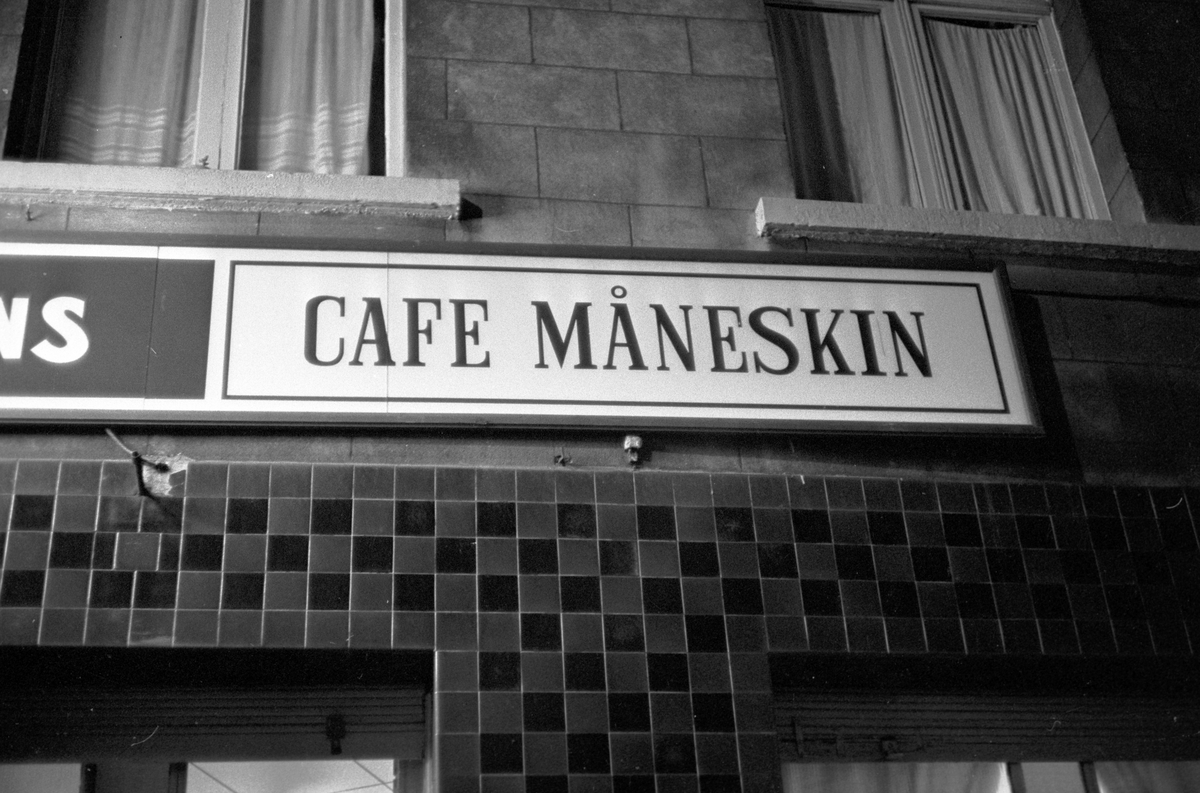 Serie. Havnekneiper, havneområde, sluser og lektere, Antwerpen, Belgia
Fotografert 1965.

