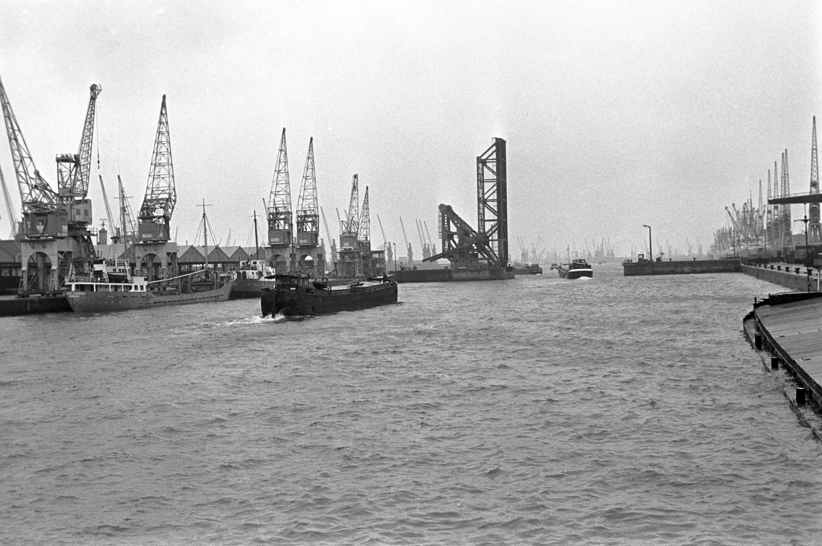 Serie. Havnekneiper, havneområde, sluser og lektere, Antwerpen, Belgia
Fotografert 1965.

