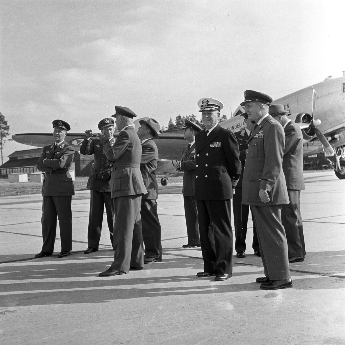 Serie. Mange uniformskledde personer er samlet i anledningen at et jagerfly skal bryte lydmuren. Jagerpiloten sitter i flyet. Fotografert 12. og 13. september 1955.
